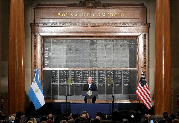 El vicepresidente de los Estados Unidos, Mike Pence, visita la Bolsa de Comercio local como una de las actividades que realiza en el país en el marco de su gira oficial.