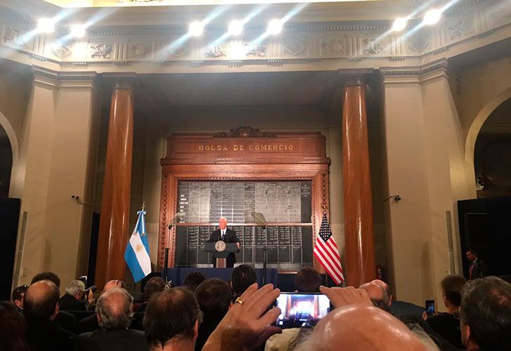 El vicepresidente de los Estados Unidos, Mike Pence, visita la Bolsa de Comercio local como una de las actividades que realiza en el país en el marco de su gira oficial.