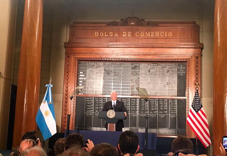 El vicepresidente de los Estados Unidos, Mike Pence, visita la Bolsa de Comercio local como una de las actividades que realiza en el país en el marco de su gira oficial.