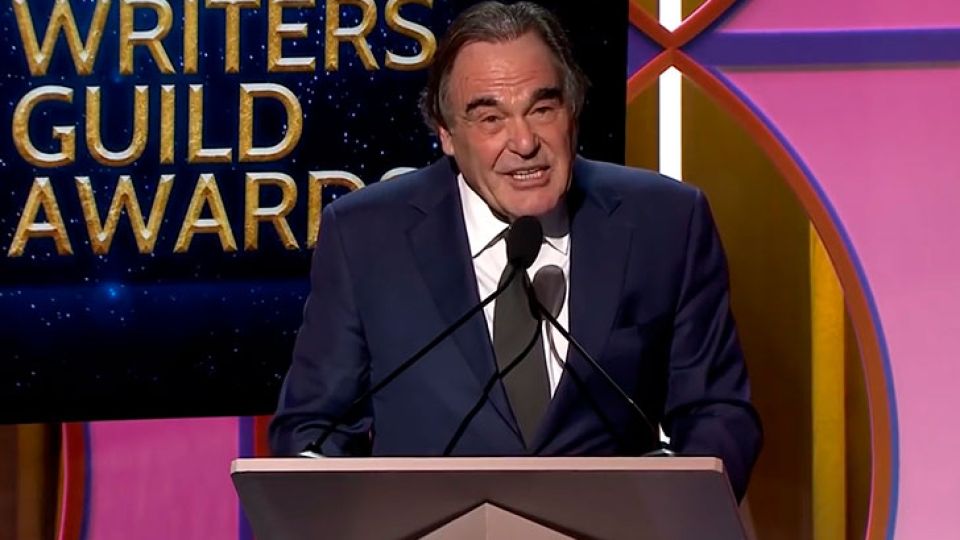 El director estadounidense Oliver Stone instó este domingo a mantener en la memoria lo que significa la tragedia de la guerra.