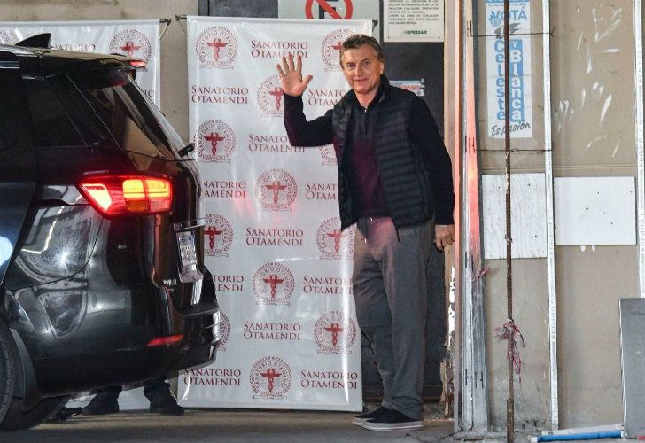 Mauricio Macri salió caminando del Sanatorio Otamendi.