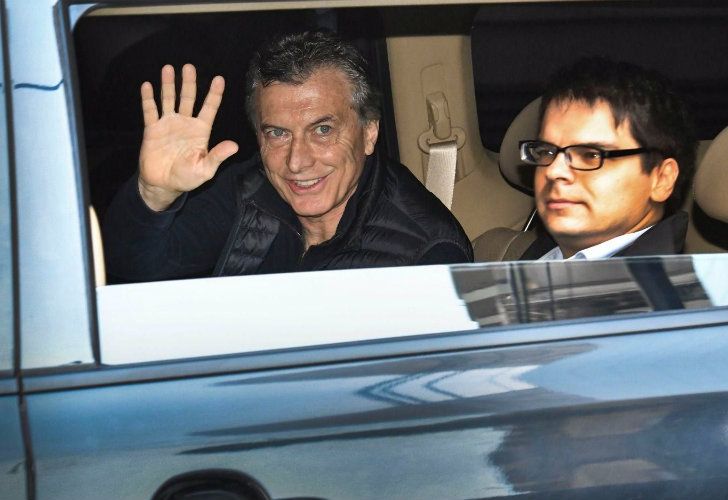 Mauricio Macri salió caminando del Sanatorio Otamendi.