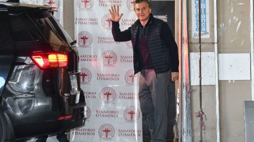Mauricio Macri salió caminando del Sanatorio Otamendi.