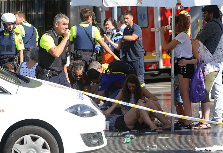 Los servicios de emergencia trasladan a una de las personas afectadas por el atentado en Las Ramblas de Barcelona.