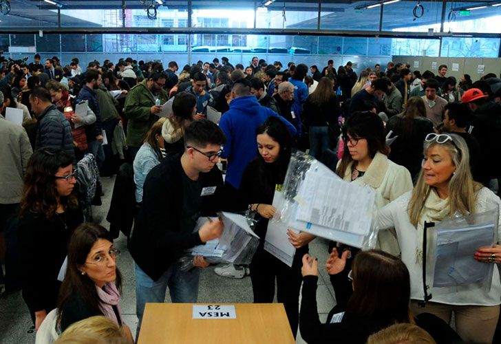 El escrutinio definitivo se lleva a cabo en el subsuelo del Teatro Argentino de La Plata. Allí, 400 personas (entre empleados judiciales y fiscales partidarios) cuentan los votos que definirán la elección en la provincia de Buenos Aires.