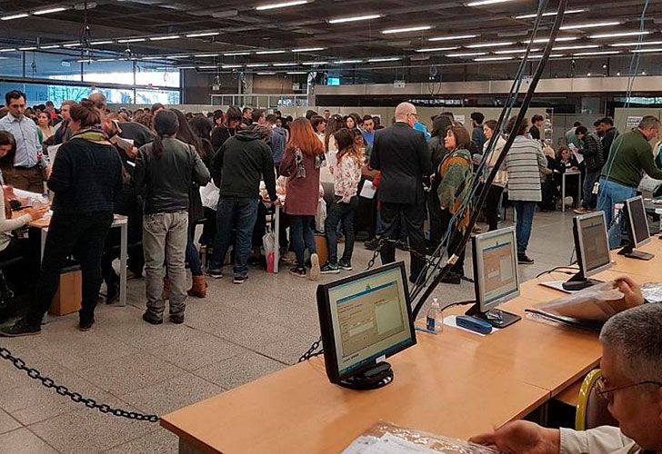 El escrutinio definitivo se lleva a cabo en el subsuelo del Teatro Argentino de La Plata. Allí, 400 personas (entre empleados judiciales y fiscales partidarios) cuentan los votos que definirán la elección en la provincia de Buenos Aires.