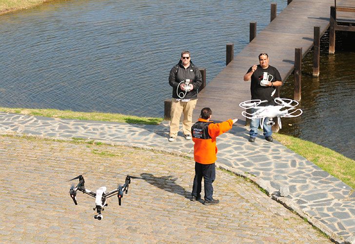 CAPACITACION. Incluye temas de ingeniería aeronáutica, meteorología, electrónica, entre otras materias.