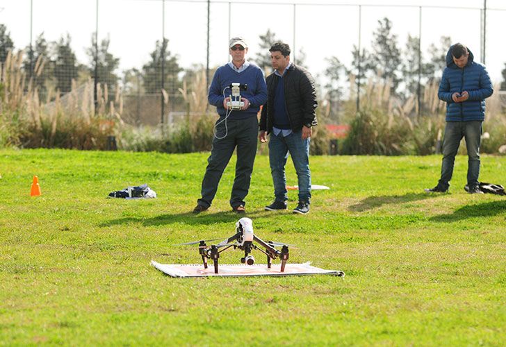 CAPACITACION. Incluye temas de ingeniería aeronáutica, meteorología, electrónica, entre otras materias.