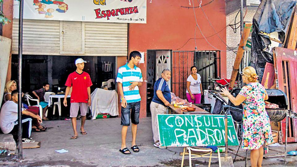 Par. Esta gente que ayuda en los barrios tienen experiencia política y son consideradas por sus vecinos como uno más. Los conocen hace mucho y participan en las actividades como ollas populares, clubes de fútbol y centros de salud.