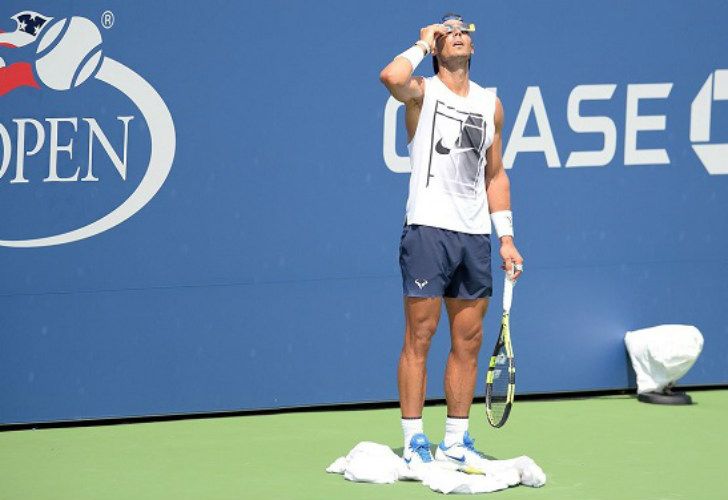 Hasta Rafael Nadal paró su entrenamiento para mirar el eclipse solar.