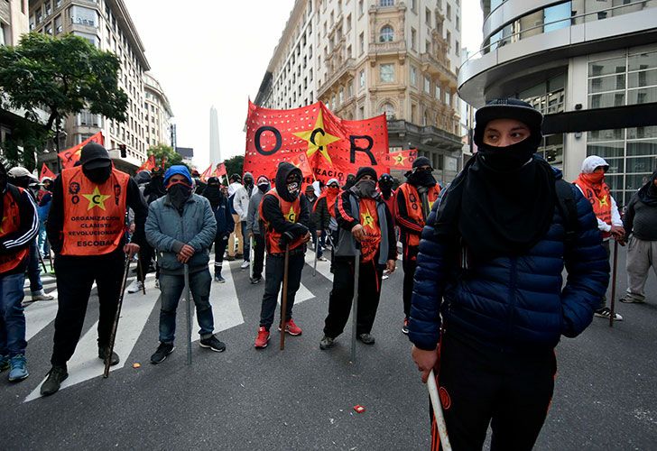 MOVIMIENTOS SOCIALES Y TRABAJADORES DE DISTINTOS GREMIOS NUCLEADOS EN LA CGT Y CTA, MARCHAN A PLAZA DE MAYO EN EL MARCO DE LA PROTESTA NACIONAL