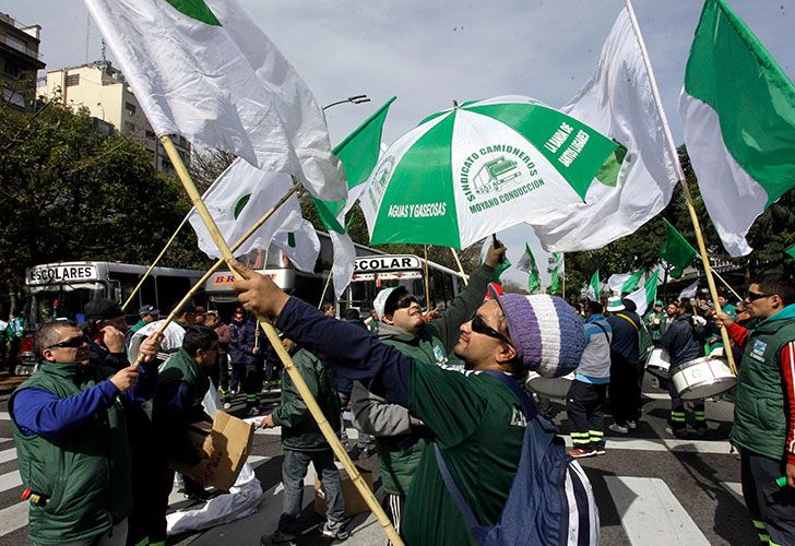 MOVIMIENTOS SOCIALES Y TRABAJADORES DE DISTINTOS GREMIOS NUCLEADOS EN LA CGT Y CTA, MARCHAN A PLAZA DE MAYO EN EL MARCO DE LA PROTESTA NACIONAL