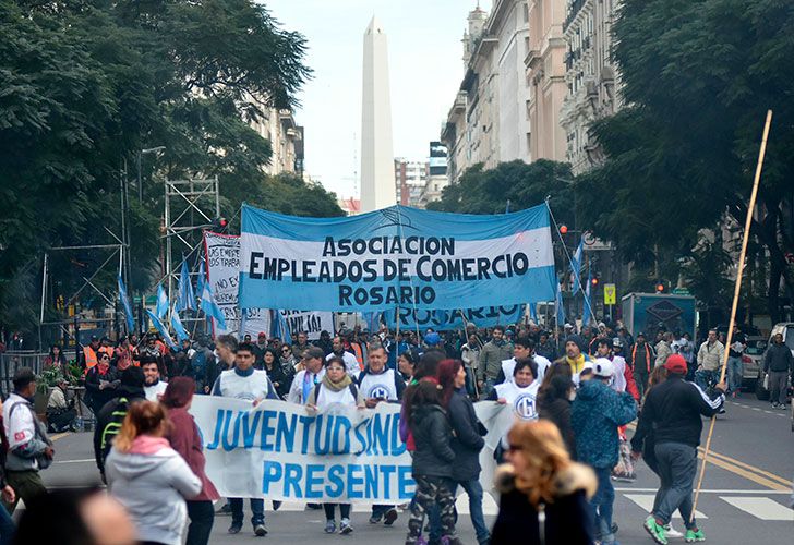 MOVIMIENTOS SOCIALES Y TRABAJADORES DE DISTINTOS GREMIOS NUCLEADOS EN LA CGT Y CTA, MARCHAN A PLAZA DE MAYO EN EL MARCO DE LA PROTESTA NACIONAL