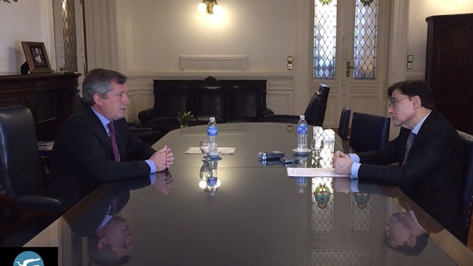 Emilio Monzó junto a Jorge Fontevecchia.
