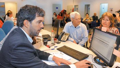 Fondos. Basavilbaso asegura que va a consumo; los beneficiarios dicen que pagan servicios y deudas.