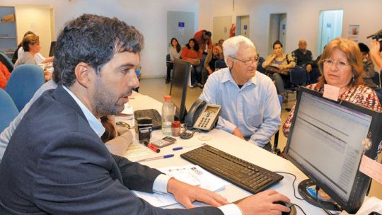Fondos. Basavilbaso asegura que va a consumo; los beneficiarios dicen que pagan servicios y deudas.