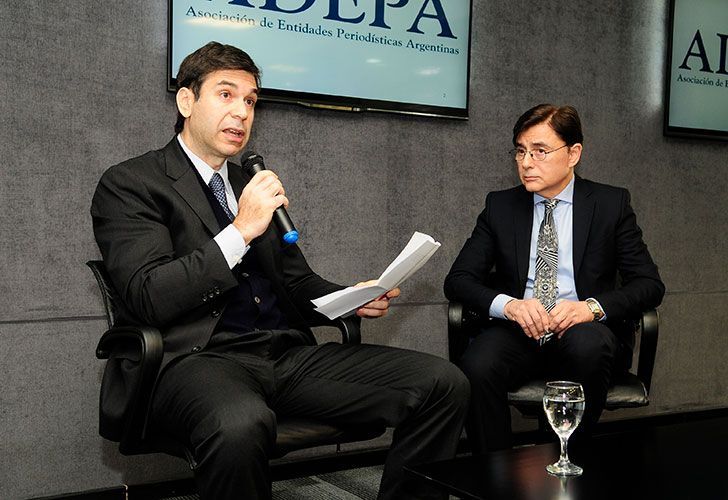 Jorge Fontevecchia junto a Daniel Dessein, presidente de ADEPA.