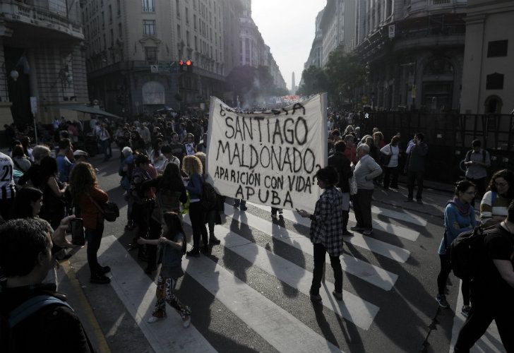 A un mes de su desaparición, miles de personas marchan para pedir por la aparición con vida de Santiago Maldonado.