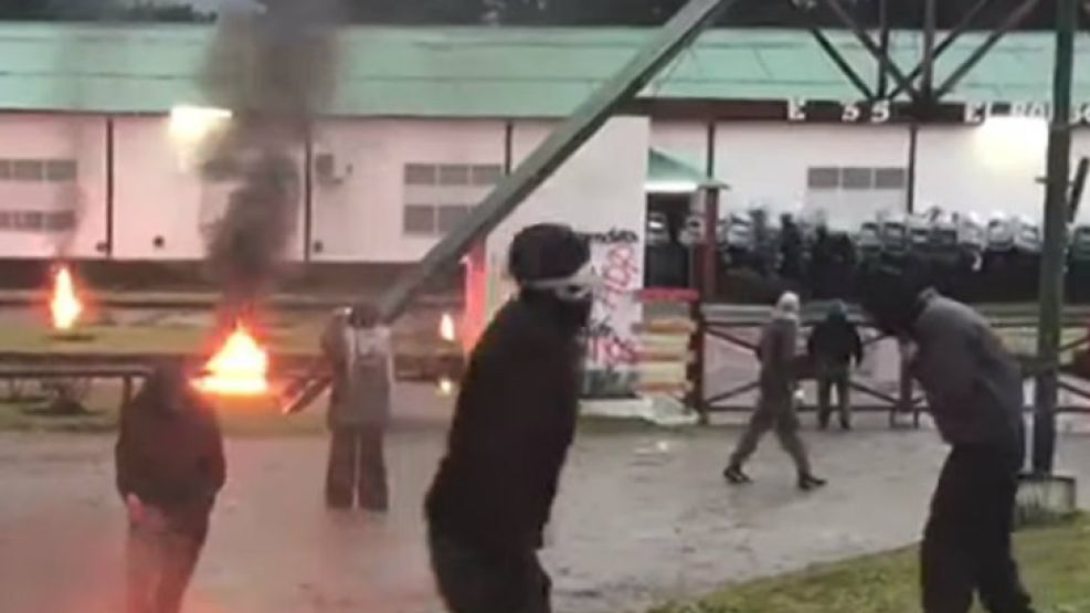 Incidentes en el Bolsón frente al destacamento de Gendarmería.