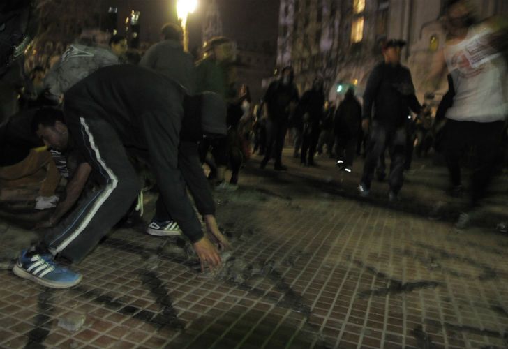  Manifestantes se enfrentaron con policías, prendieron fuegos y realizaron pintadas en distintos edificios céntricos. 