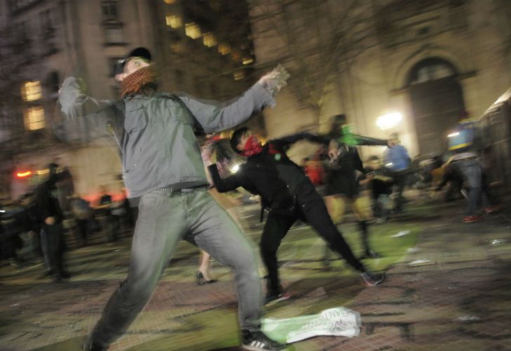  Manifestantes se enfrentaron con policías, prendieron fuegos y realizaron pintadas en distintos edificios céntricos. 