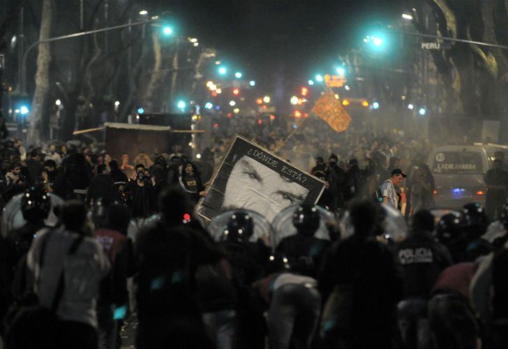  Manifestantes se enfrentaron con policías, prendieron fuegos y realizaron pintadas en distintos edificios céntricos. 