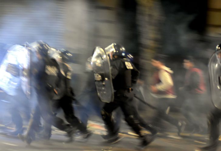  Manifestantes se enfrentaron con policías, prendieron fuegos y realizaron pintadas en distintos edificios céntricos. 