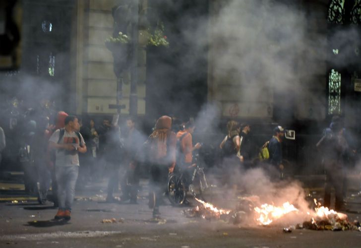  Manifestantes se enfrentaron con policías, prendieron fuegos y realizaron pintadas en distintos edificios céntricos. 