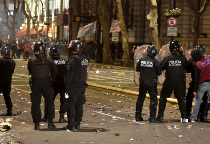  Manifestantes se enfrentaron con policías, prendieron fuegos y realizaron pintadas en distintos edificios céntricos. 