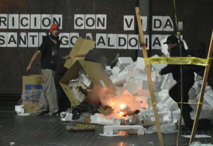  Manifestantes se enfrentaron con policías, prendieron fuegos y realizaron pintadas en distintos edificios céntricos. 