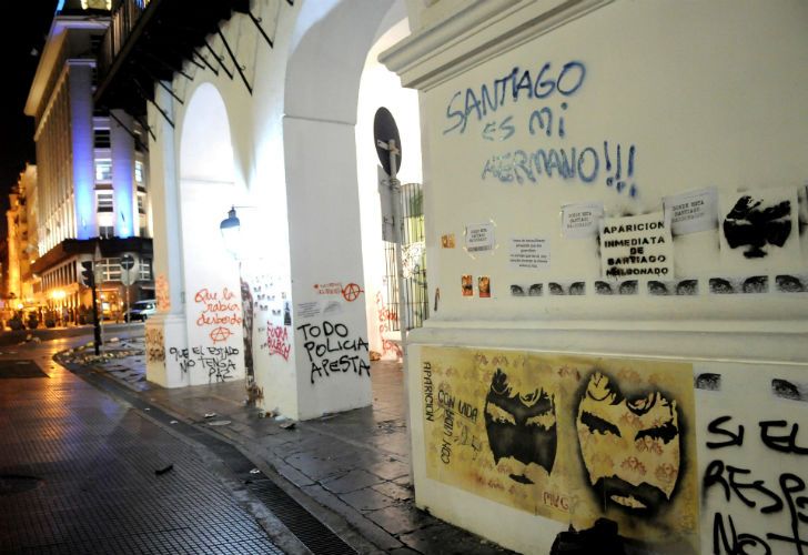  Manifestantes se enfrentaron con policías, prendieron fuegos y realizaron pintadas en distintos edificios céntricos. 