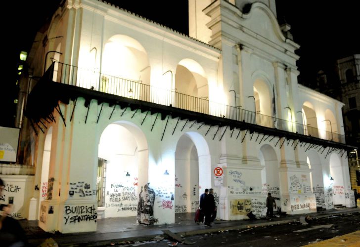  Manifestantes se enfrentaron con policías, prendieron fuegos y realizaron pintadas en distintos edificios céntricos. 