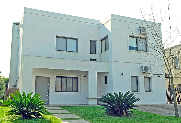 Señales. La puerta principal de la casa de Los Sauces todavía tiene la faja de seguridad y las huellas del último operativo. 