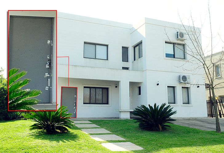 señales. La puerta principal de la casa de Los Sauces todavía tiene la faja de seguridad y las huellas del último operativo.