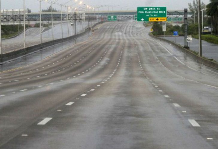 El huracán llegó a la costa estadounidense luego de bajar de categoría.