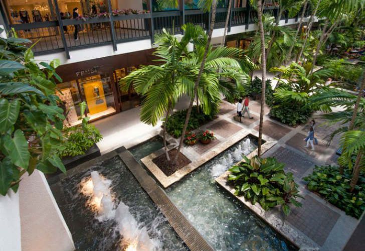 El Bal Harbour Shops ostenta una gran cantidad de verde y agua en su recorrido.