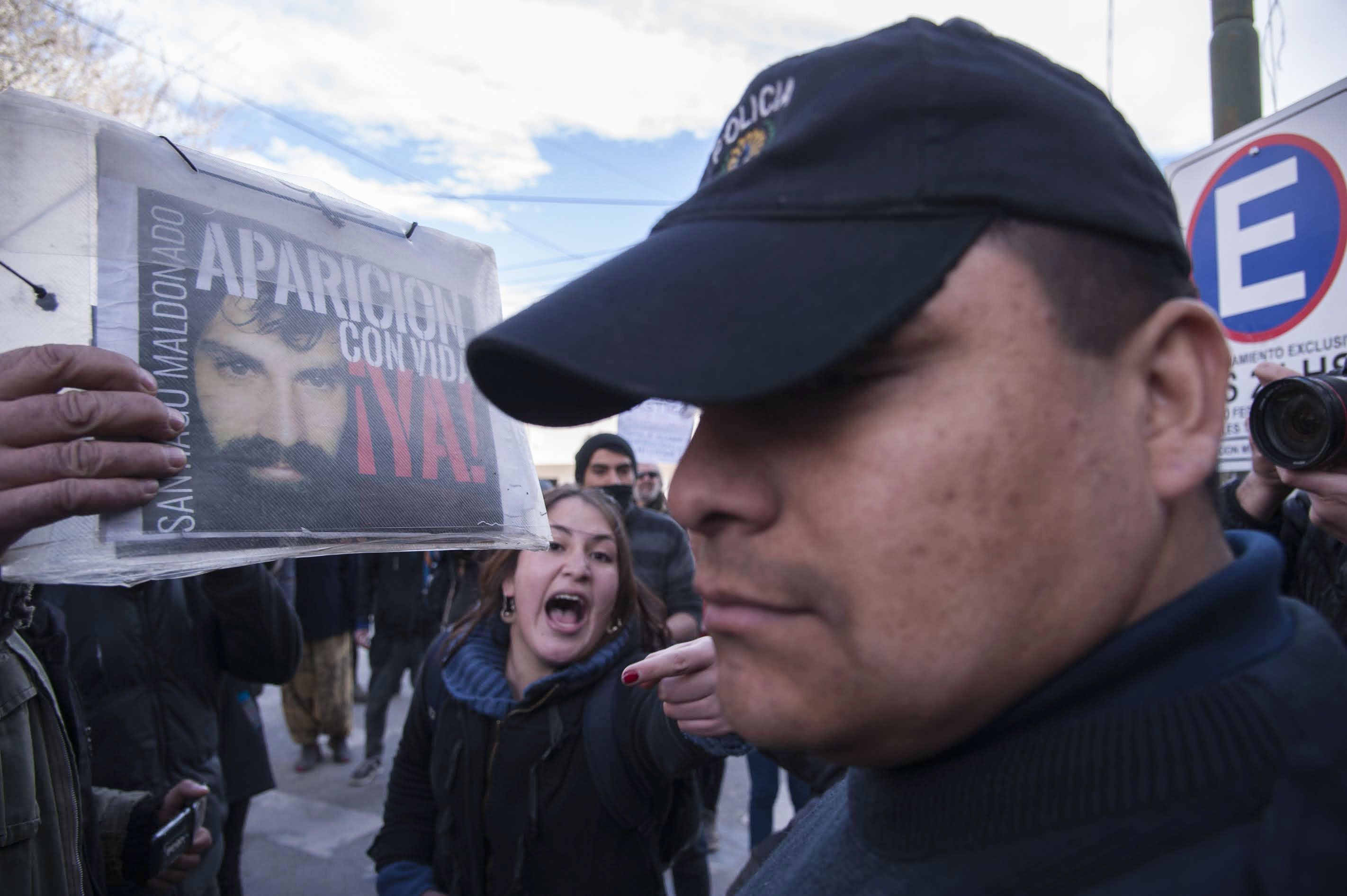 Entre empujones y gritos, custodios de civil impidieron que los manifestantes se acerquen al vehículo