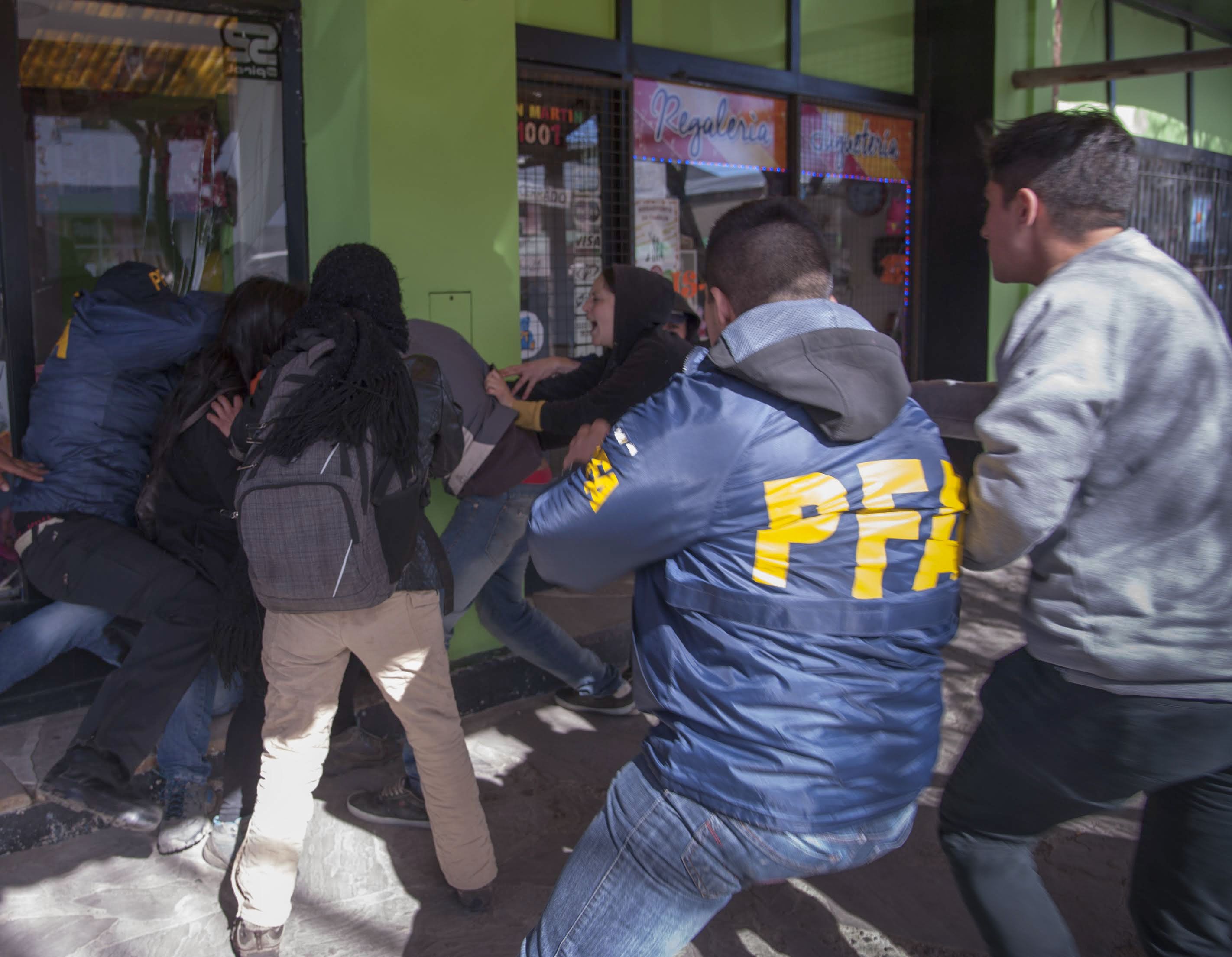 Entre empujones y gritos, custodios de civil impidieron que los manifestantes se acerquen al vehículo