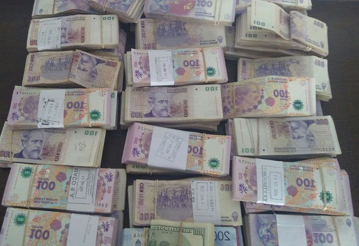 El suboficial retirado escondía 750 mil pesos con fajas bancarias en el altillo de su casa.