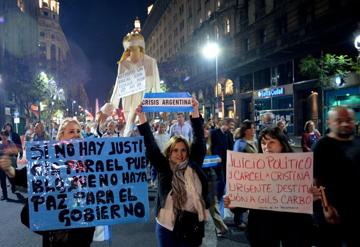 Cristina se refirió a algunos de los carteles en su contra que podían verse durante los cacerolazos contra su gestión.