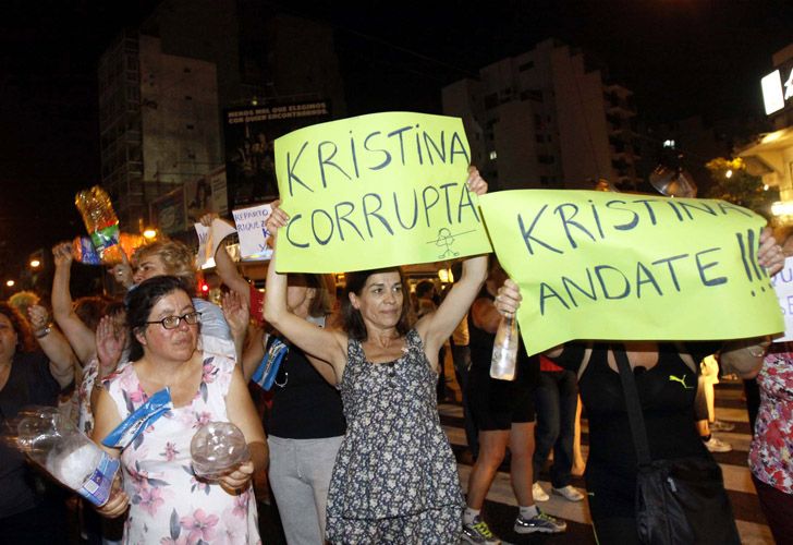 Cristina se refirió a algunos de los carteles en su contra que podían verse durante los cacerolazos contra su gestión.