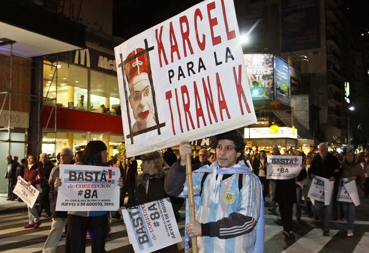 Cristina se refirió a algunos de los carteles en su contra que podían verse durante los cacerolazos contra su gestión.