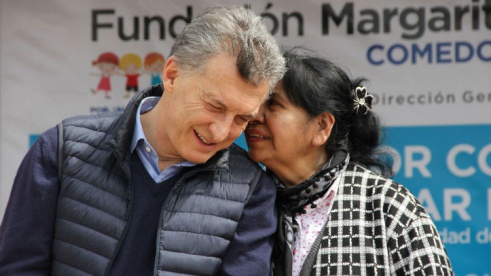 Macri junto a Margarita Barrientos ayer durante la inauguración.