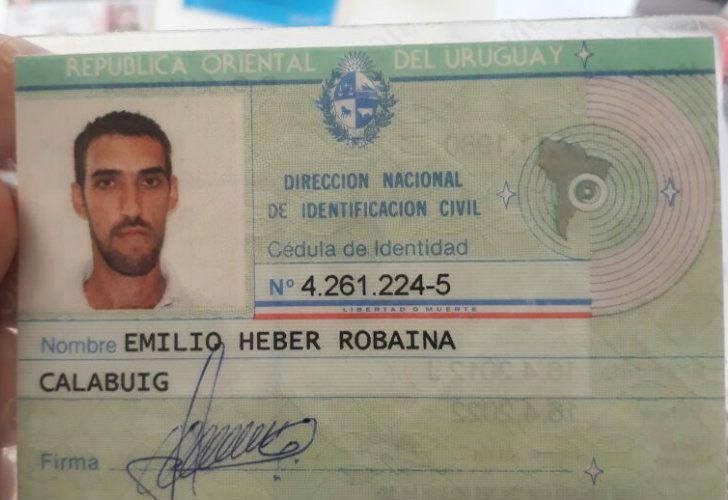 El falso médico llevaba con orgullo el uniforme con el gafete que lo identificaba con su nombre real.