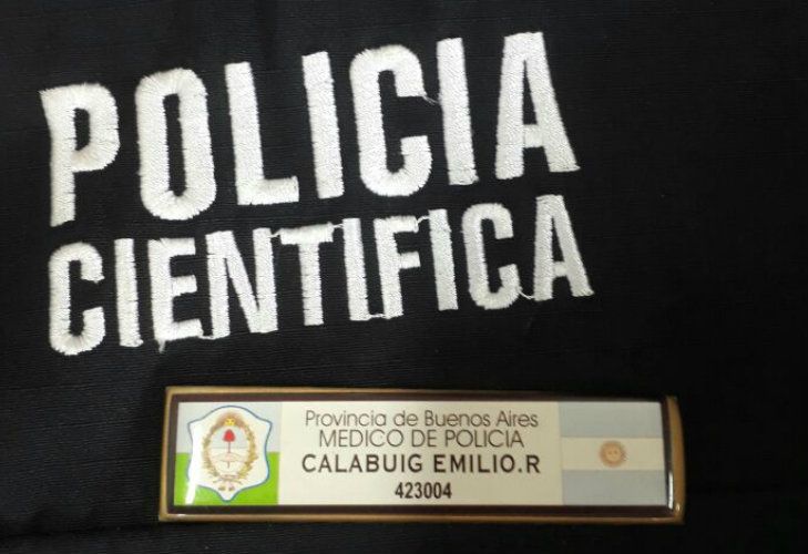 El falso médico llevaba con orgullo el uniforme con el gafete que lo identificaba con su nombre real.