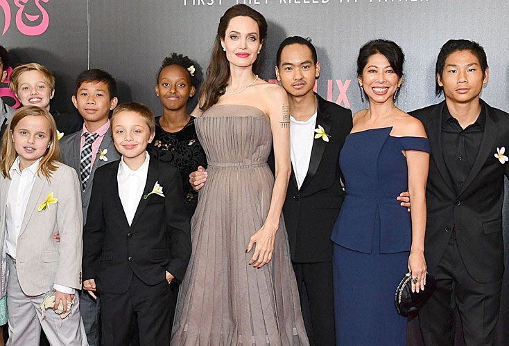 Angelina Jolie Y Sus Seis Hijos En La Alfombra Roja Perfil 0749