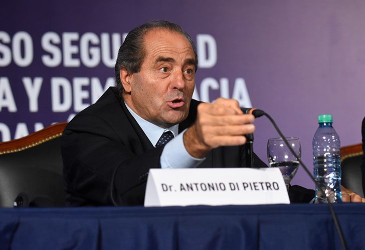 Debate. Antonio Di Pietro y Jorge Fontevecchia, en Buenos Aires, mientras que el juez del Lava Jato, Sergio Moro, participó a través de una teleconferencia desde Curitiba.