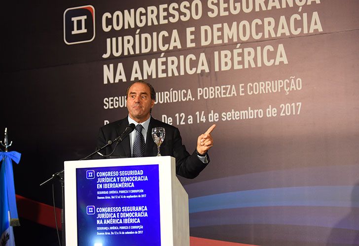 Debate. Antonio Di Pietro y Jorge Fontevecchia, en Buenos Aires, mientras que el juez del Lava Jato, Sergio Moro, participó a través de una teleconferencia desde Curitiba.