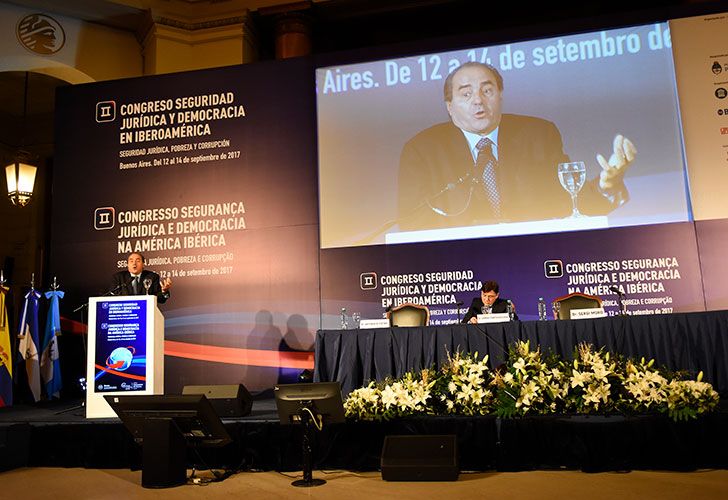 Debate. Antonio Di Pietro y Jorge Fontevecchia, en Buenos Aires, mientras que el juez del Lava Jato, Sergio Moro, participó a través de una teleconferencia desde Curitiba.