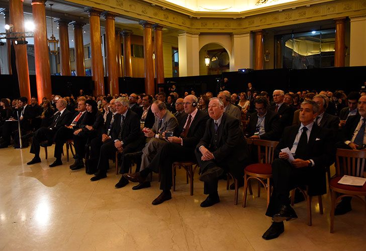 Debate. Antonio Di Pietro y Jorge Fontevecchia, en Buenos Aires, mientras que el juez del Lava Jato, Sergio Moro, participó a través de una teleconferencia desde Curitiba.